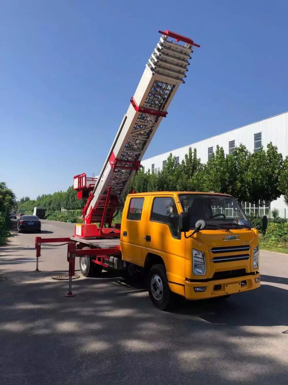 鹿寨附近的云梯车出租服务：轻松解决高空作业需求