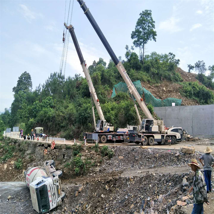 鹿寨汽车掉沟里叫吊车救援要多少钱